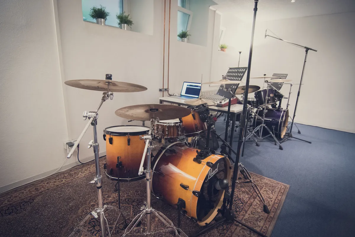 Unterrichtsraum mit Pearl-Drumset auf Teppich