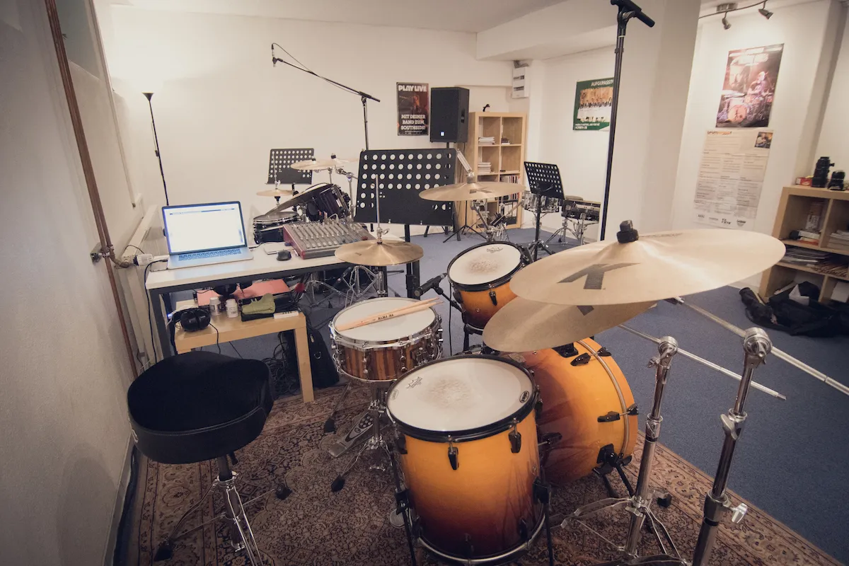 Drumset mit Sticks auf der Snare