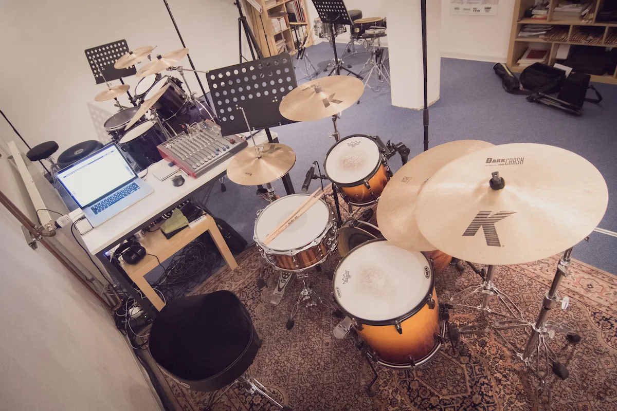 Arbeitsplatz neben dem Drumset