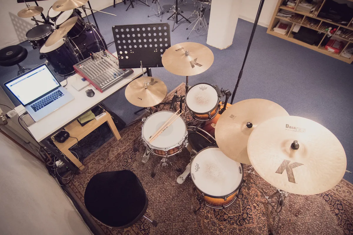 Drumset mit Mischpult und Laptop